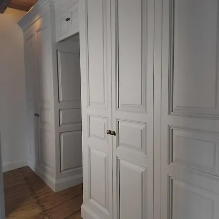 Immeuble Historique Au Pied Du Chateau De Villa *