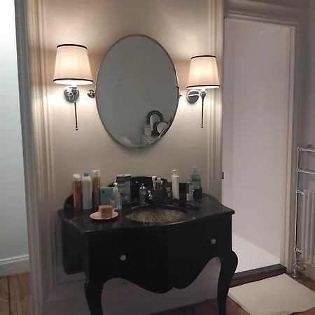 Immeuble Historique Au Pied Du Chateau De *