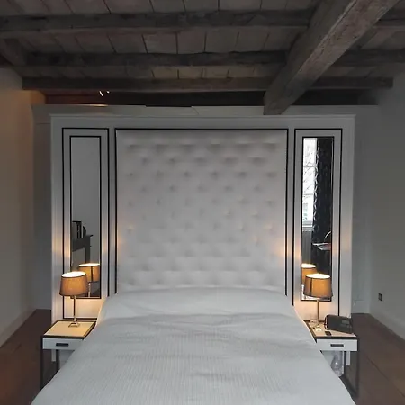 Villa Immeuble Historique Au Pied Du Chateau De *
