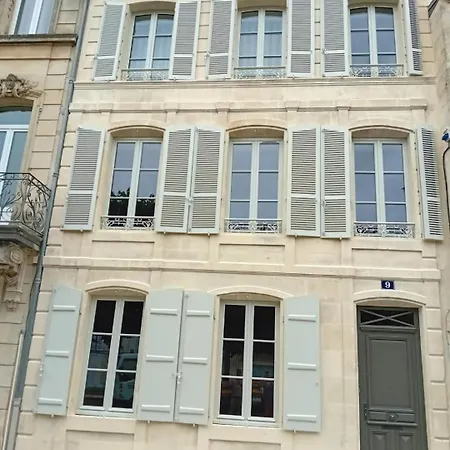 Immeuble Historique Au Pied Du Chateau De Villa *