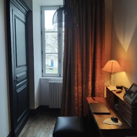 Immeuble Historique Au Pied Du Chateau De *