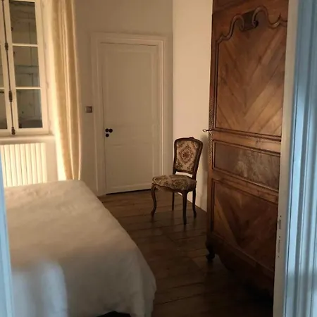 Immeuble Historique Au Pied Du Chateau De Villa